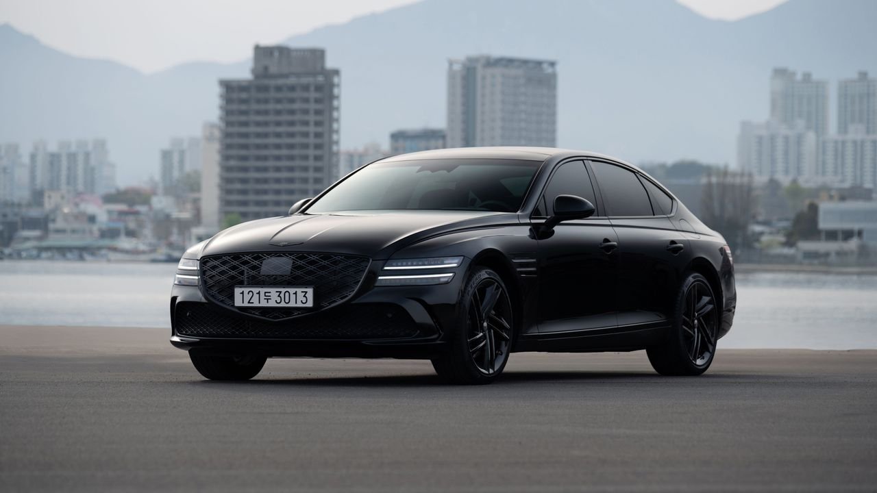 Luxury black car service in downtown Toronto